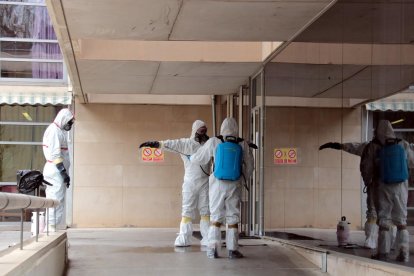 Trabajadores de una empresa de desinfección contratada por el Departamento de Trabajo, Asuntos Sociales y Familias llegando a la residencia Llar de Sant Josep de Lleida