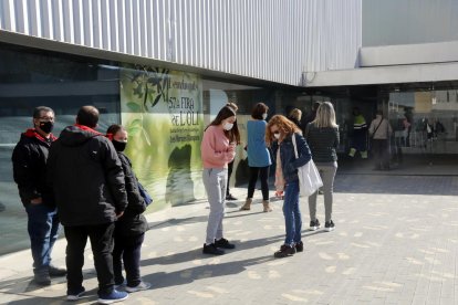 Persones fent cua per fer-se una prova PCR a l'exterior del pavelló de l'Oli de les Borges Blanques.