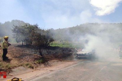 Los bomberos en el lugar de los hechos.