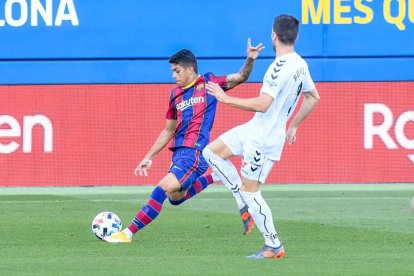 Javi Bonilla intenta impedir una centrada.