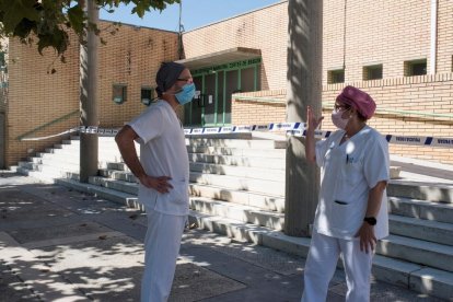 Dos profesionales sanitarios oscenses conversando.