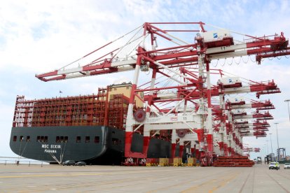 MSC Sixin, el segundo barco portacontenedores mayor del mundo, que llegó este domingo al Puerto de Barcelona.