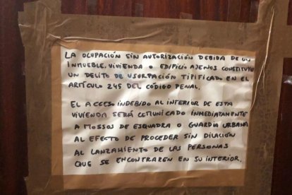 Mensaje que han puesto los vecinos para evitar nuevas ocupaciones.