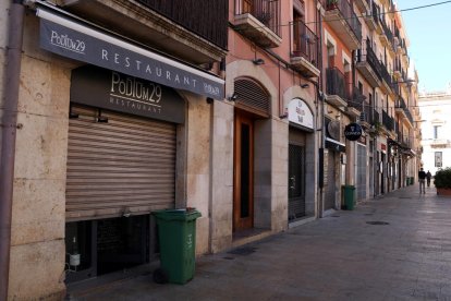 Se restaurantes cerrados de la plaza de la Font en el primer día de restricciones.