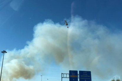 Imagen de un helicóptero de Bomberos trabajando en el incendio.