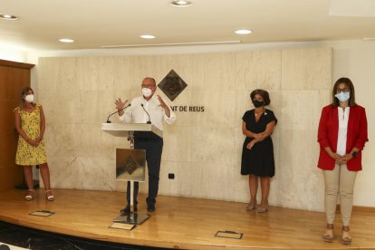 Noemí Llauradó, Carles Pellicer, Montserrat Vilella y Dolors Vázquez, ayer en el Ayuntamiento.