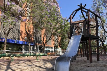 Aspecto de las zonas de recreo para niños de la ciudad desde que se decretó el estado de alarma.