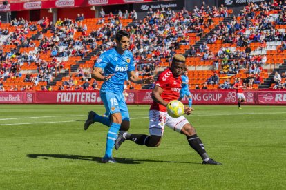 Thomas Amang disputa una pelota durante el Nàstic-Valencia Mestalla de la pasada temporada.