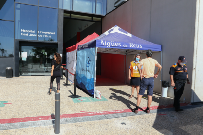 Ciutadans de Reus a l'Hospital Sant Joan per fer-se una PCR.