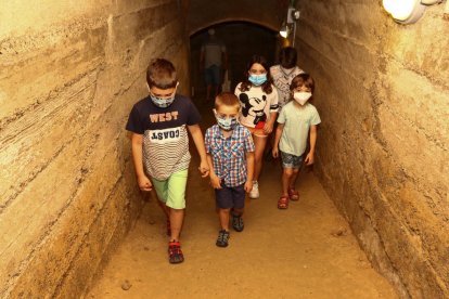 Un grupo de personas visitando el refugio antiaéreo del Blat ayer por la mañana.