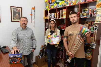 Raül Rubio y su hijo Raül con Aida Tost, trabajadora de la tienda.