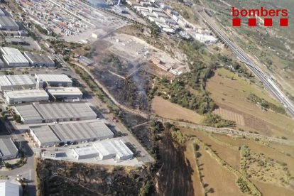 Pla aeri de la zona afectada per l'incendi de vegetació del polígon Riu Clar