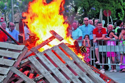 Una foguera de les moltes que es fan durant la nit del foc.