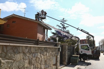 Operarios de una empresa de construcción realizando ayer tareas en una casa de Reus.