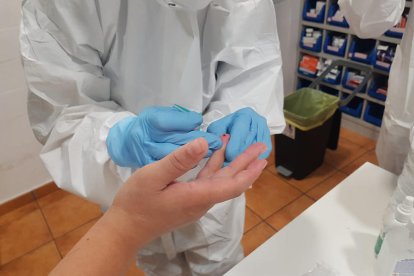 Una petita extracció de sang en un dit per dur a terme una prova per detectar el coronavirus a una residència.