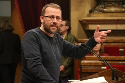 El diputado de la CUP-CC Vidal Aragonés durante una intervención al Pleno al debate de la propuesta de resolución de JxCat, ERC y CUP.