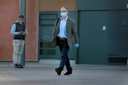 Turull també ha sortit del centre penitenciari amb mascareta i guants.