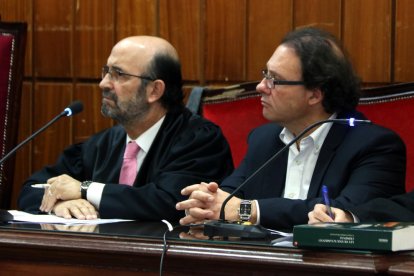 El exalcalde de Torredembarra Daniel Masagué, al lado de su abogado, Pau Simarro, durante la vista en la Audiencia de Tarragona.