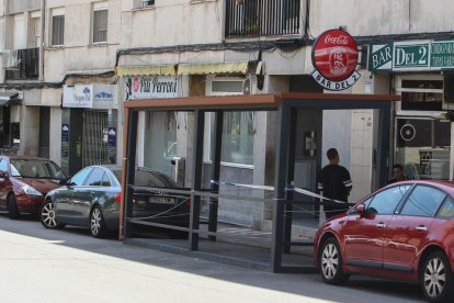 La terraza del bar donde se inició la pelea continuaba precintada ayer martes por la mañana.