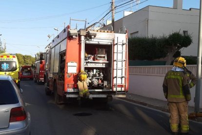 Cuatro dotaciones de Bomberos acudieron para apagar el fuego.