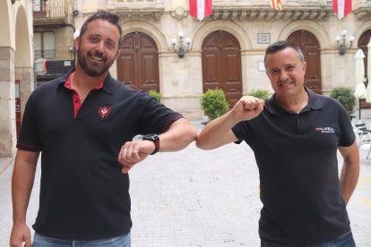 Jaume Martí, cap de colla de la Joves Xiquets de Valls, y Albert Martínez, cap de colla de la Vella dels Xiquets de Valls, en la plaza del Blat de Valls.