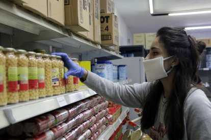 Una de las trabajadores de los Servicios Sociales del Consell Comarcal de la Noguera clasificando alimentos.