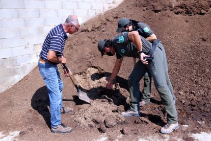 Agents Rurals y el propietario de una granja de Ginestar revisando el estado del estercolero.