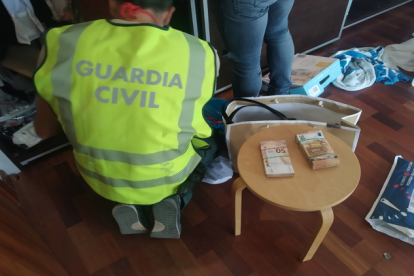 Durante los registros se incautó dinero en efectivo, sustancias estupefacientes y una pistola de aire comprimido, entre otros.