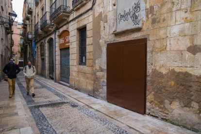 La porta que ha col·locat la Diputació per impeddir que ningú accedeixi a la casa.