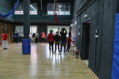 Estudiants hacían ayer Educación Física en la sala de ensayos del antiguo centro de las artes gestuales.