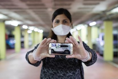 La ginecòloga Silvana Bonino mostrant una imatge del seu vehicle amb la pintada.