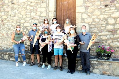 La Comisión de fiestas de Vilaller y la brigada municipal preparados para repartir el lote de fallas, coca y vino a todos los vecinos del pueblo.