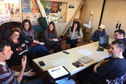 Una reunió dels membres de la Xarxa d'Entitats per l'Economia Social i Solidària del Baix Penedès.