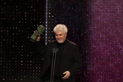 Pedro Almodóvar recogiendo el Goya a mejor guion original por 'Dolor y gloria', el 25 de enero del 2020.