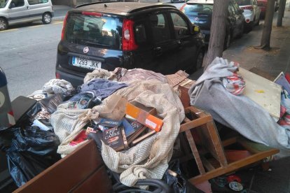 Imagen de voluminosos y trastos pertenecientes a una vivienda de Pere Martell que el servicio de limpieza se encontró ayer en la acera.