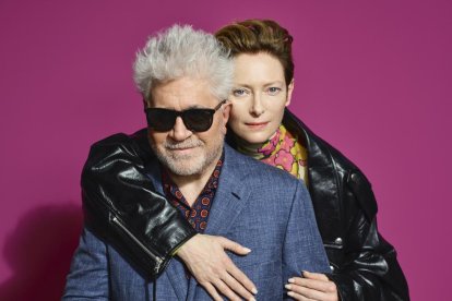 Tilda Swinton y Pedro Almodovar, protagonista y director del cortometraje 'La voz humana'.