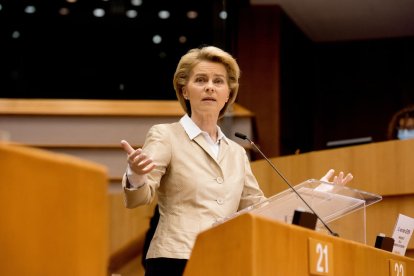 La presidenta de la Comissió Europea, Úrsula Von der Leyen, durant un discurs al Parlament Europeu sobre la crisi del covid-19, a Brussel·les.