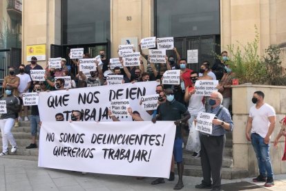 Los manifestantes con pancartas en las escaleras de Hacienda.