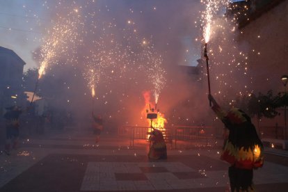 Los diablos de Vila-rodona haciendo una actuación con pirotecnia durante la verbena de Sant Joan.