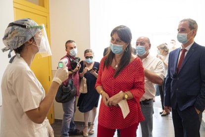 La consejerade Sanidad del gobierno aragonés, Sira Repollés, en el Centro de Salud de Binéfar.