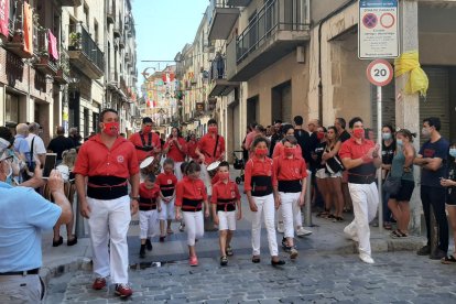 Entrada a plaza de la delegación de la Colla Joves Xiquets de Valls en el acto para conmemorar la diada de Sant Joan.