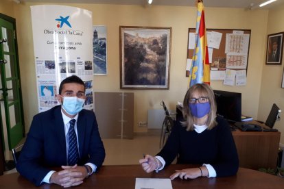 Jordi Ballart, director de la oficina de CaixaBank en Prades y Ulldemolins con Lídia Bargas, alcaldesa de Prades.