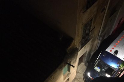 Los Mossos, con dos jóvenes en la calle Ferrers, la noche del martes.