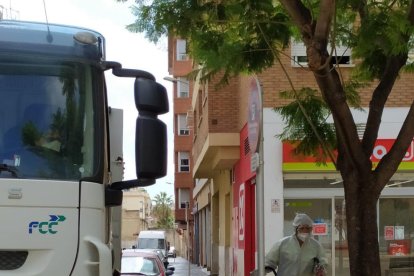 Un trabajador realizando trabajos de higienización en la calle.