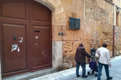 La sede histórica del grupo, en la calle Santa Anna, está cerrada por el mal estado del inmueble.