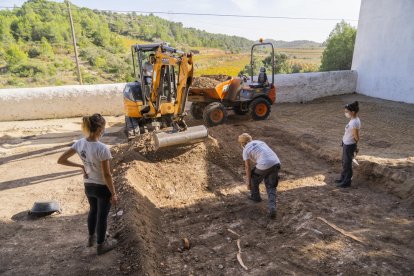 Las máquinas entrando en el terreno para abrir la fosa en el recinto funerario de Salomó.