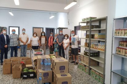 Momento de la entrega de los alimentos.