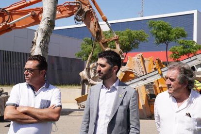 El conseller Jordi Puigneró durante una visita a los trabajos de despliegue de la fibra óptica en la zona.