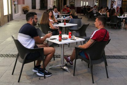 Varias mesas|tablas en la terraza de un bar