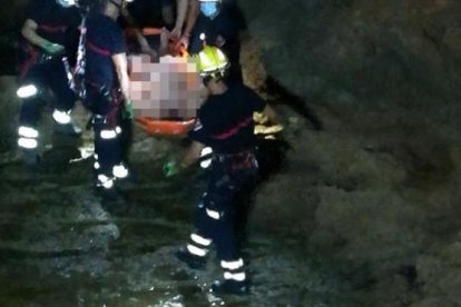 Efectius de bombers han rescatat a un home d'uns 40 anys que estava embriac i no podia sortir de la zona de roques de la platja dels Bojos de Torrevella (Alacant)